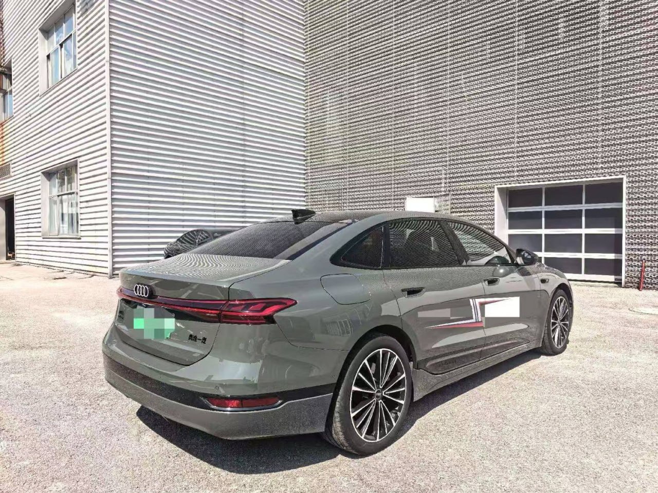 Audi A6L e-tron — Вид сзади и сбоку