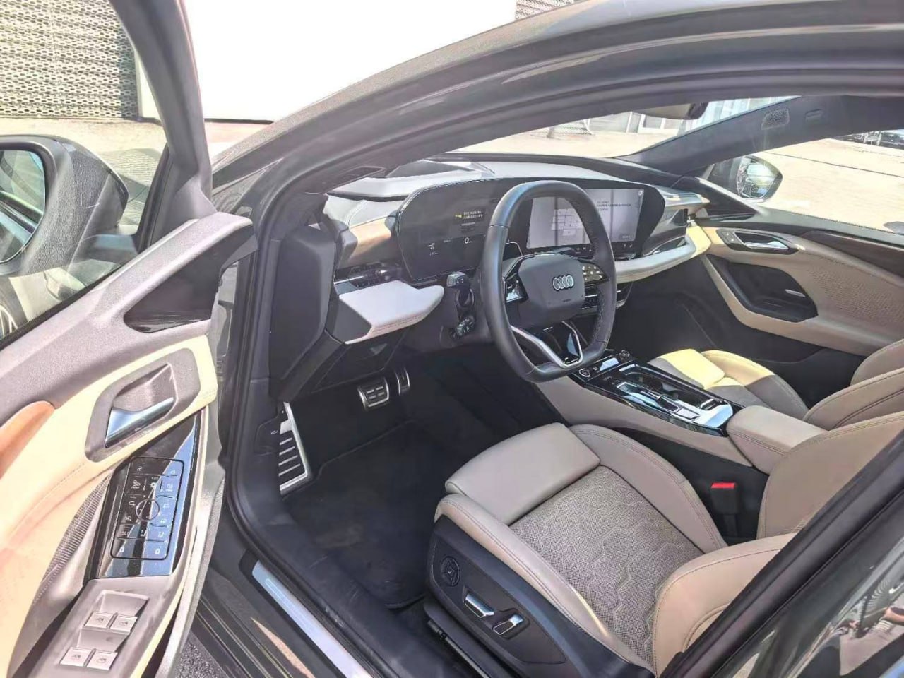 Audi A6L e-tron — Водительское место