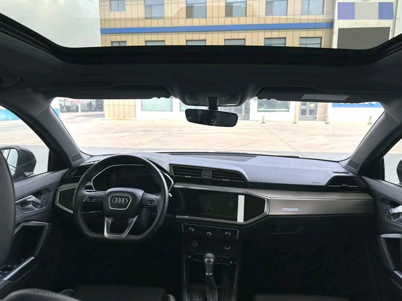 Audi Q3 — Общий вид передней панели