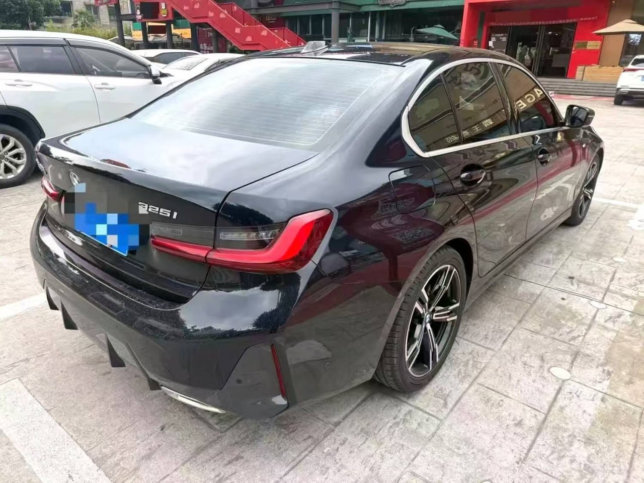 BMW M Sport — Вид сзади и сбоку