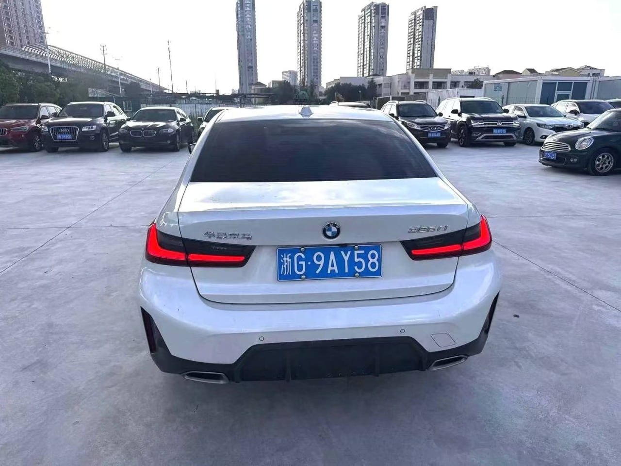 BMW M Sport — Вид сзади, шильдик 325Li