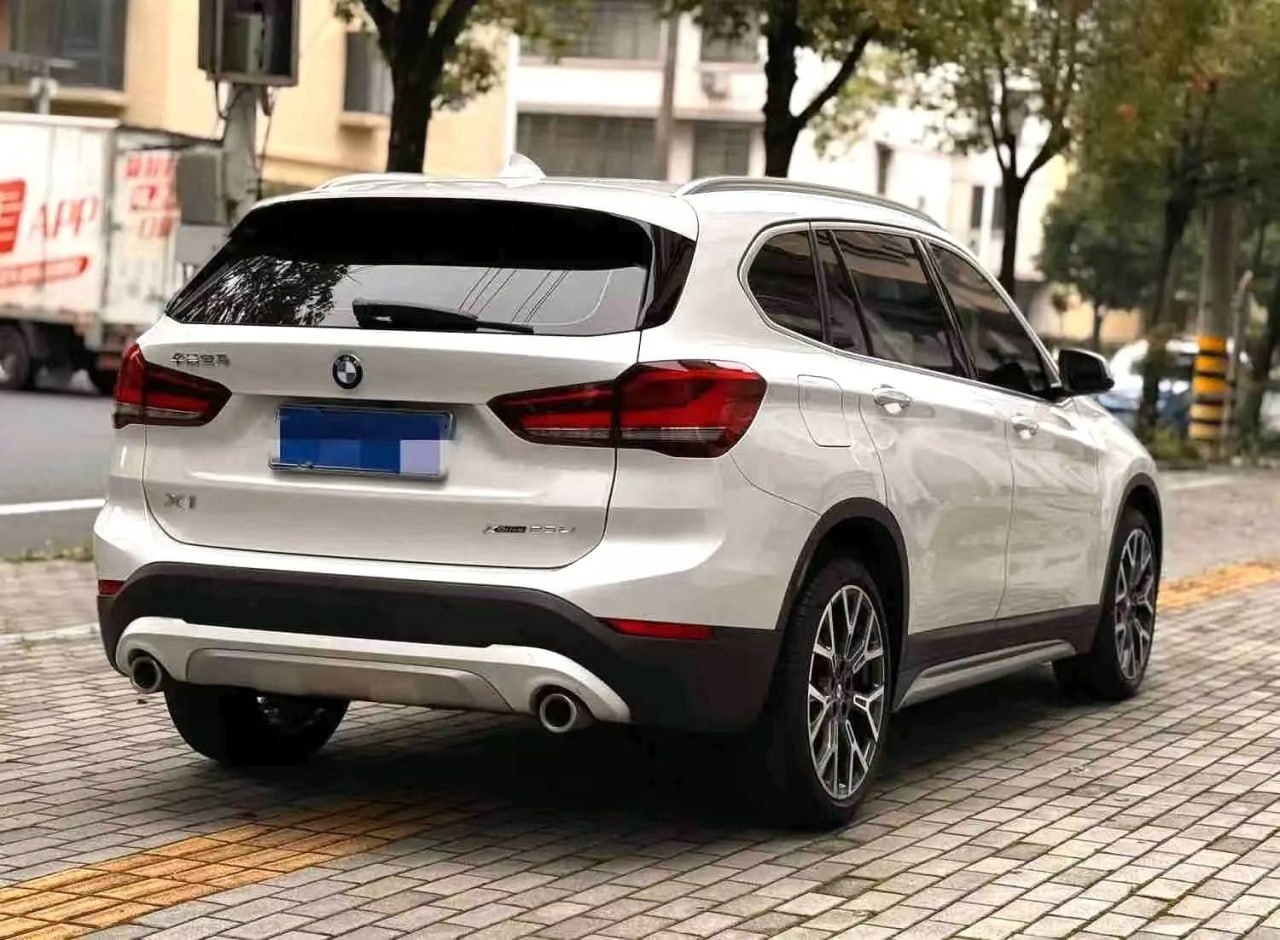 BMW X1 — Вид сзади и справа