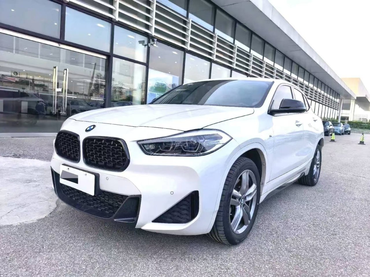 Белый BMW X2 M Sport — фото автомобиля