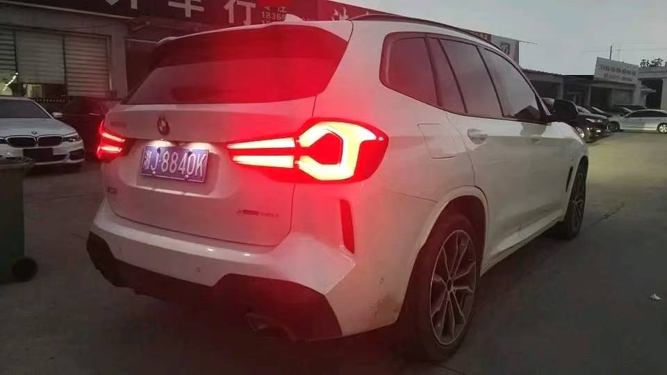 BMW X3 — Вид сзади и справа