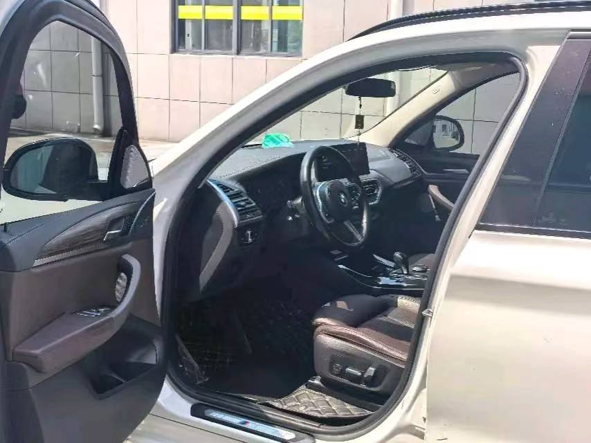 BMW X3 — Место водителя