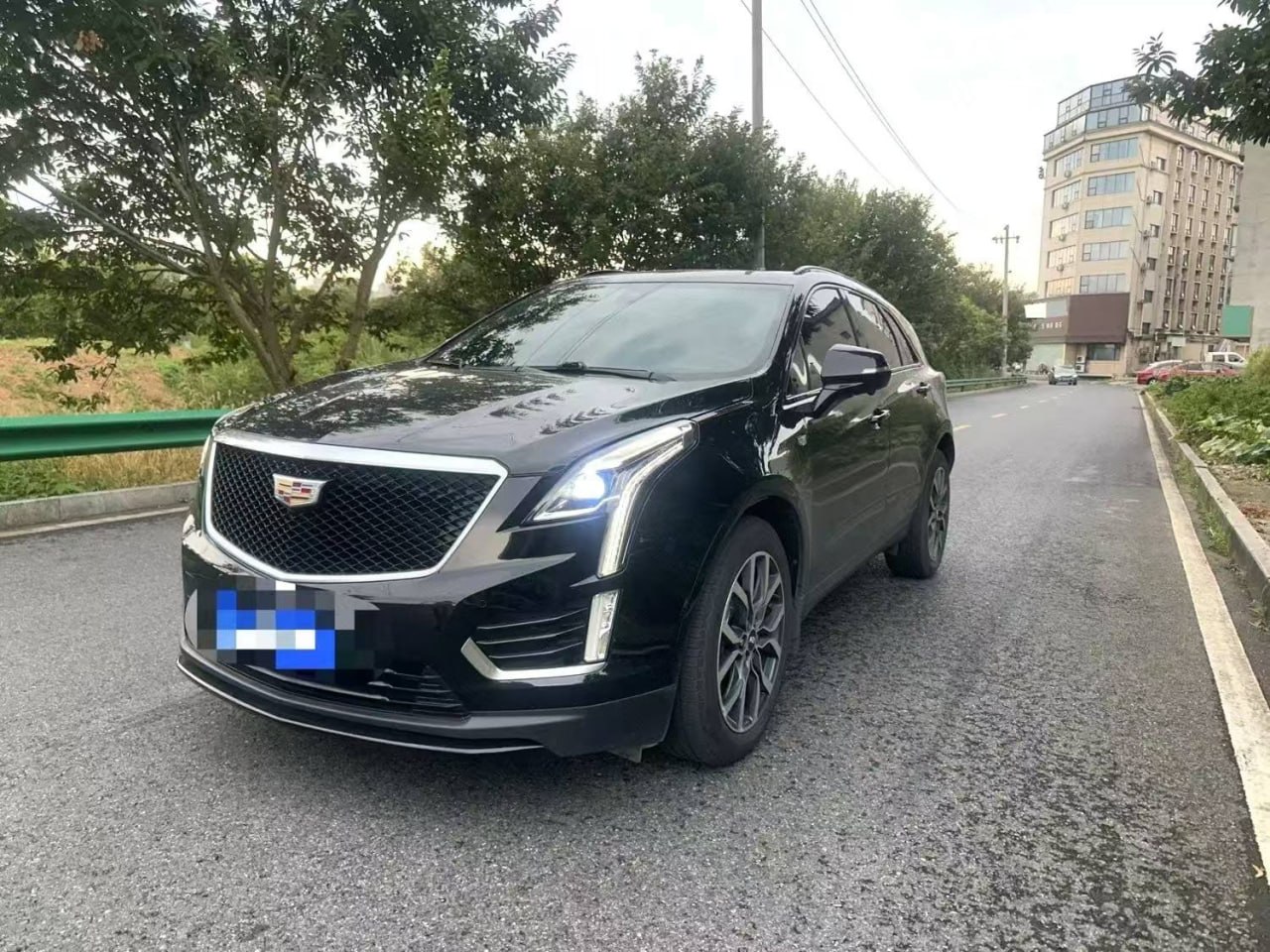 Cadillac XT5 — Вид спереди и слева