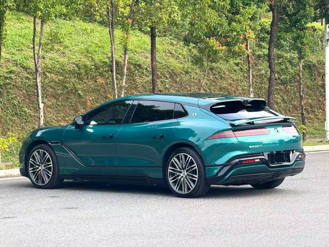 Denza Z9GT — Вид сзади и сбоку