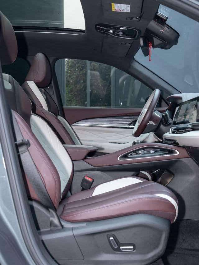 Geely Monjaro — Передние сиденья