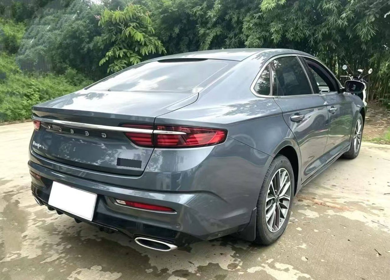 Geely Xingrui — Вид сзади и справа