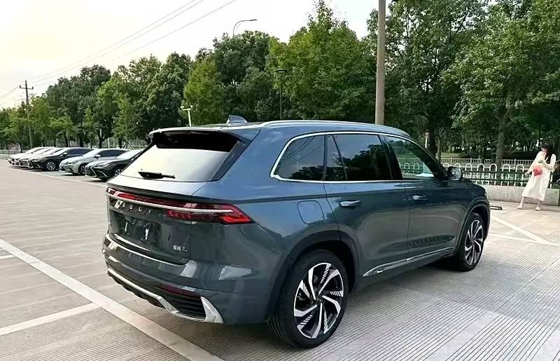 Geely Xingyue L — Вид сзади и справа