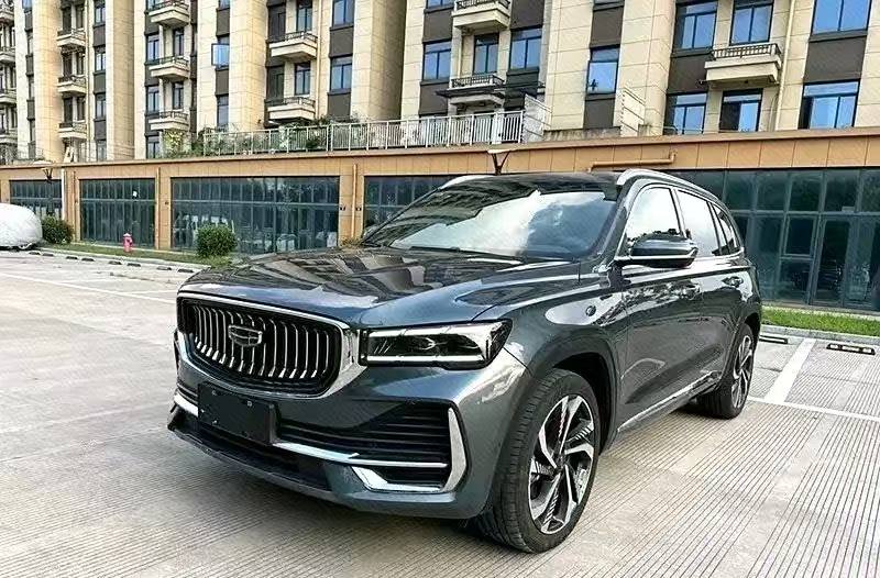 Geely Xingyue L — Вид спереди и слева