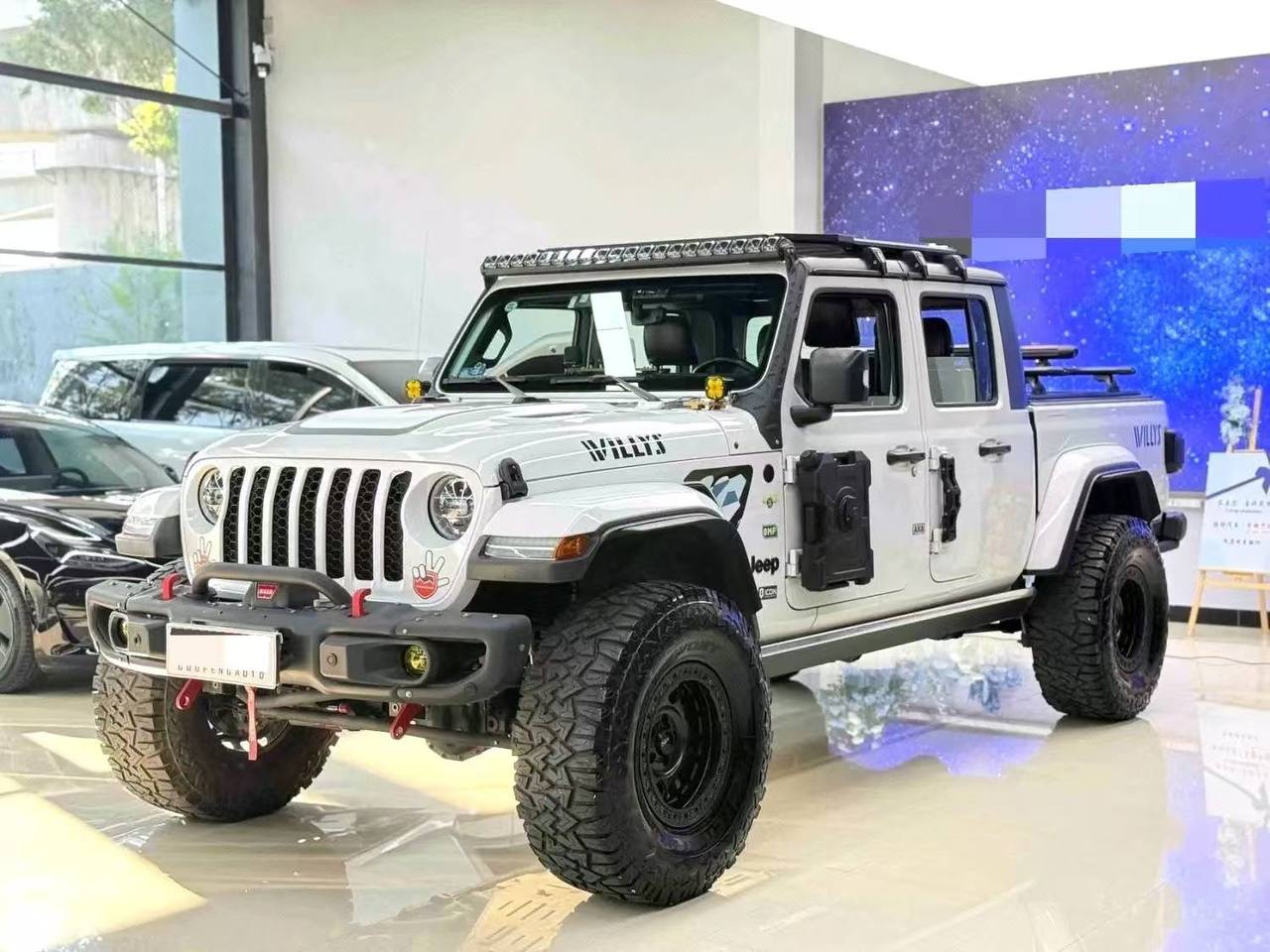 Белый Jeep Gladiator 2023 — фото автомобиля