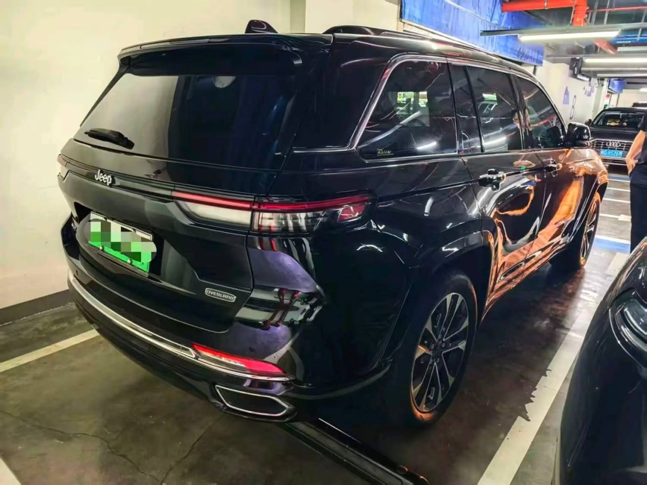 Jeep Grand Cherokee 4xe — Вид сзади и сбоку