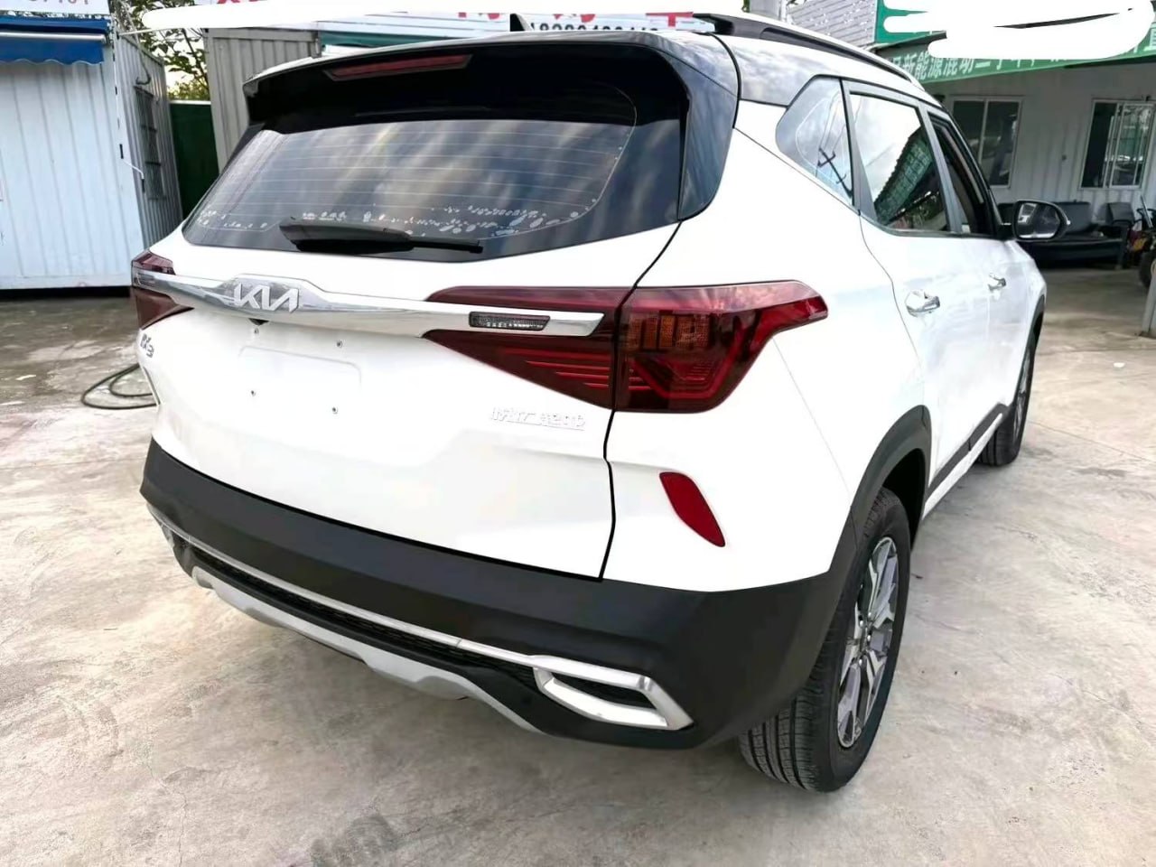 Kia KX3 — Вид сзади и справа