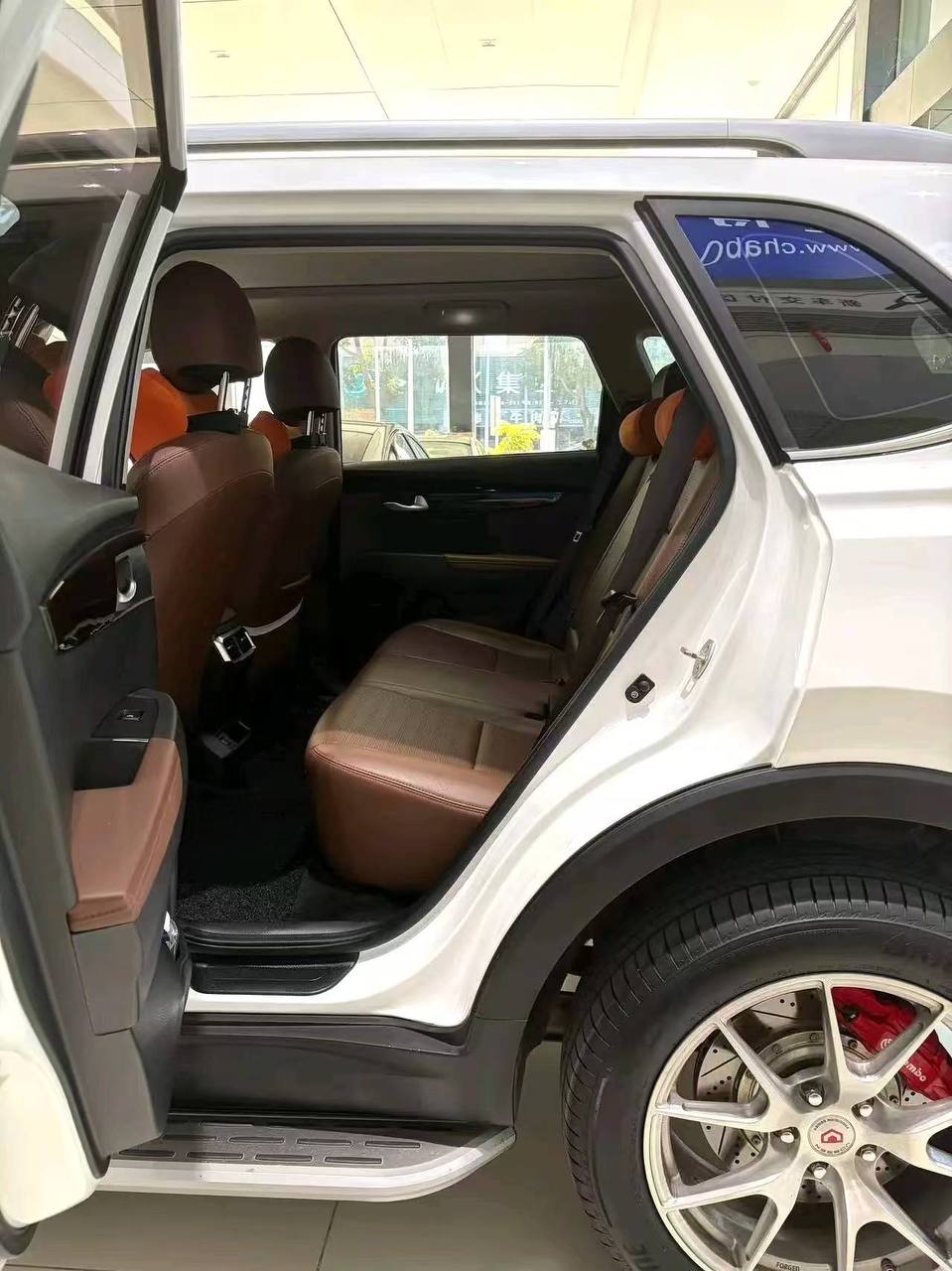 Kia Sportage Ace Brilliant — Задняя дверь и салон
