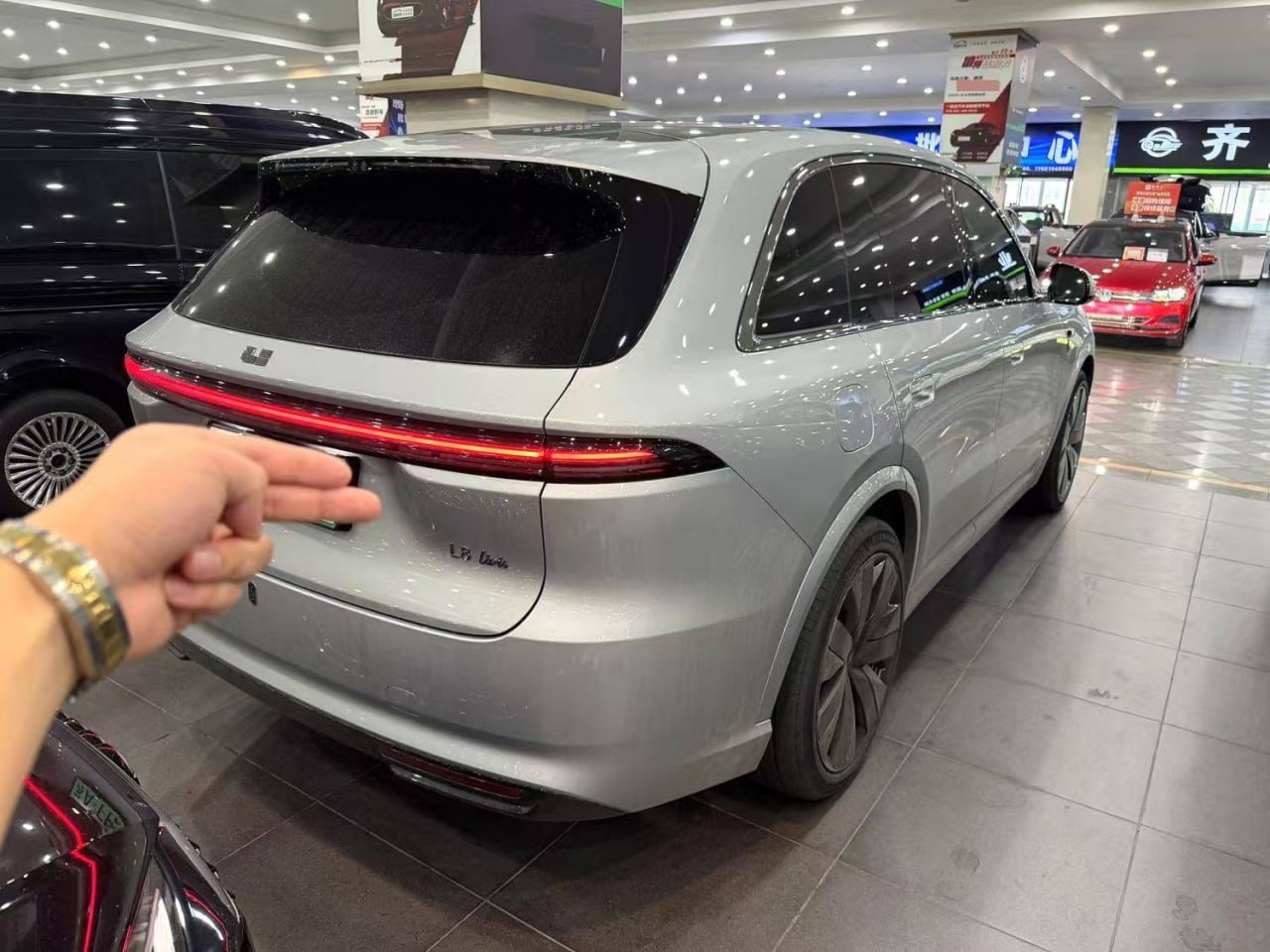 Li Auto L8 Livis — Вид сзади и сбоку