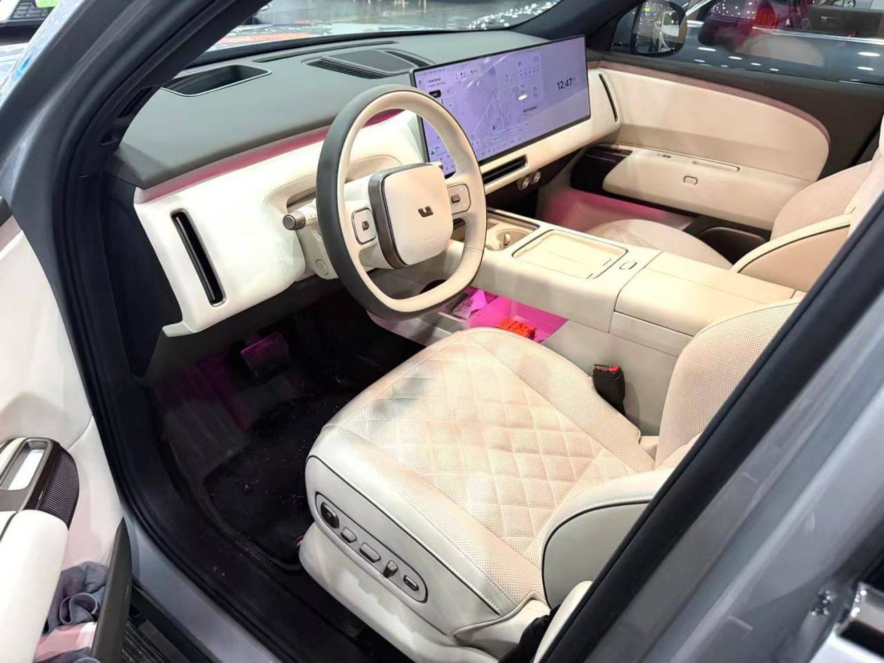 Li Auto L8 Livis — Передние сиденья и водительское место