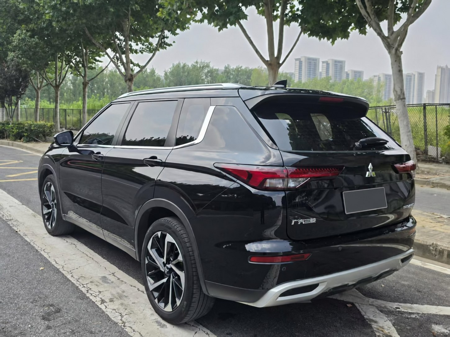 Mitsubishi Outlander — Вид сзади и слева