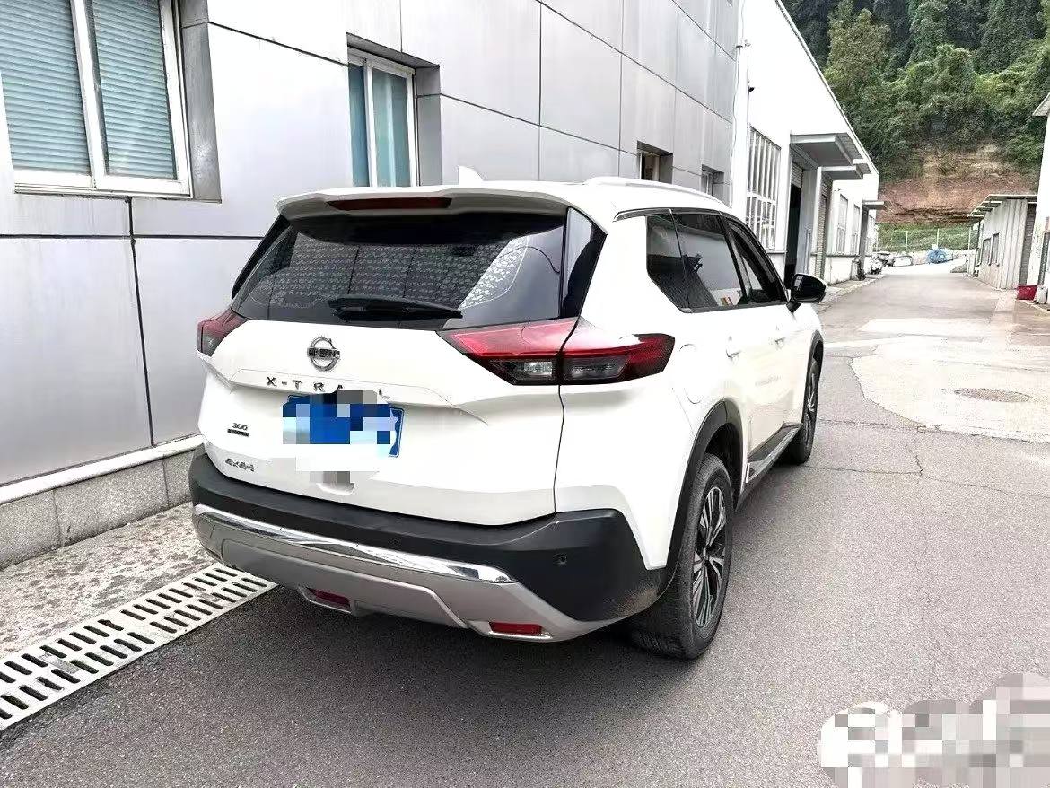 Nissan X-Trail — Вид сзади и справа