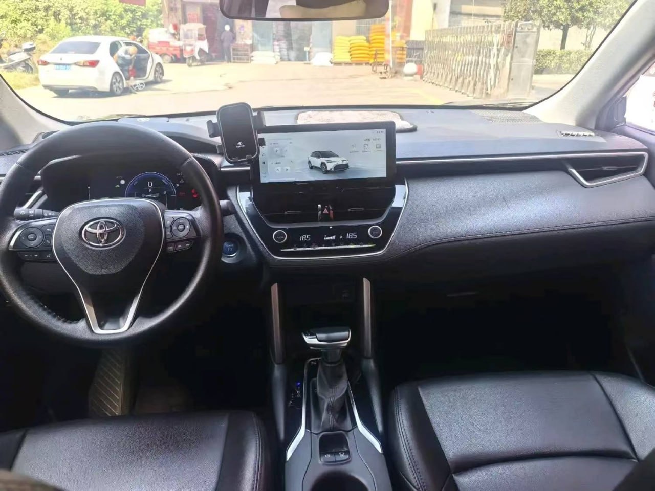 Toyota Frontlander Hybrid — Приборная панель и центральная консоль