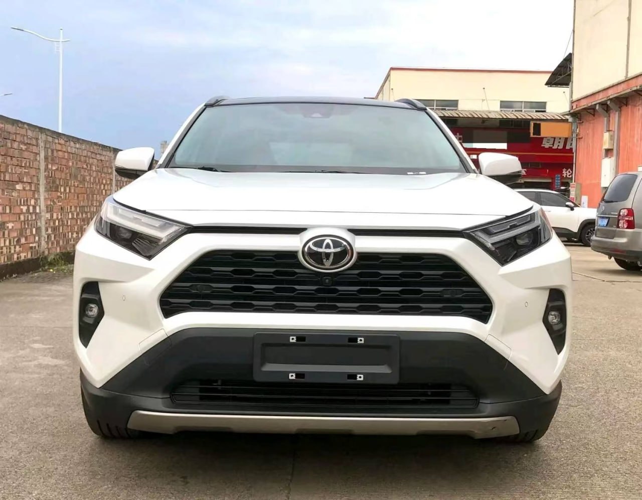 Toyota RAV4 — Вид спереди