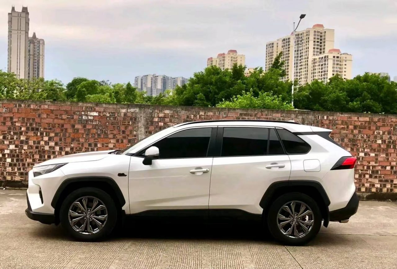 Toyota RAV4 — Вид сбоку