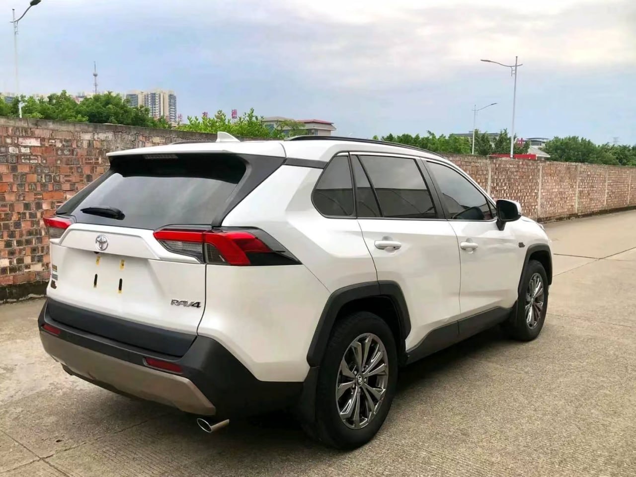 Toyota RAV4 — Вид сзади и справа