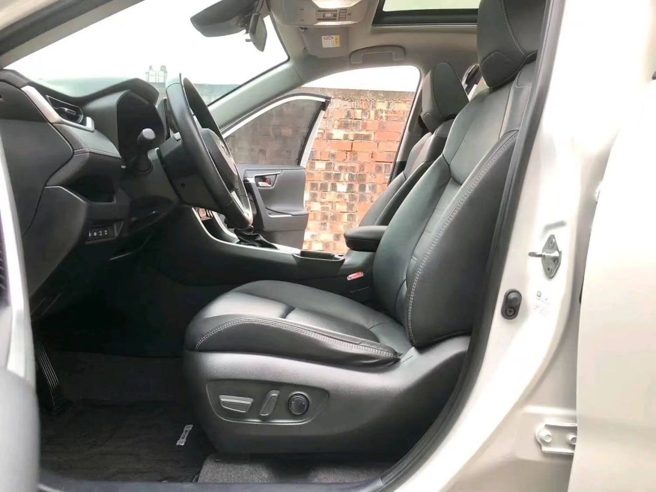 Toyota RAV4 — Водительское место