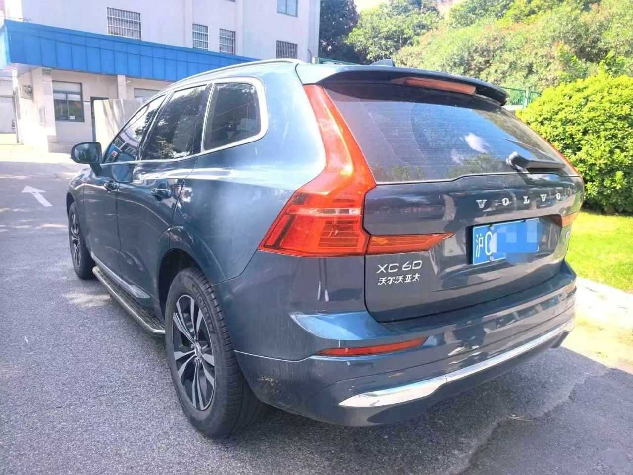 Volvo XC60 — Вид сзади и слева