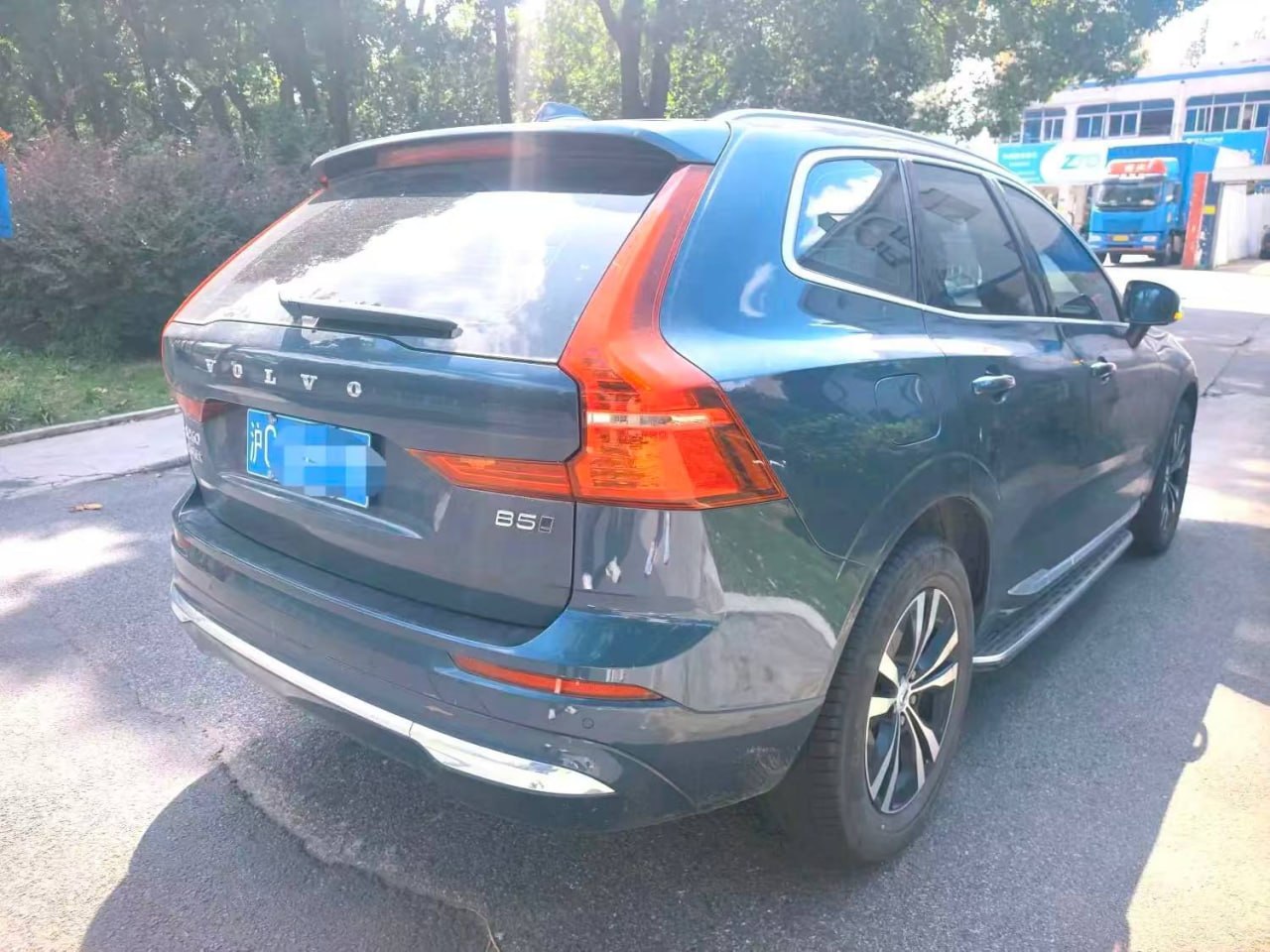 Volvo XC60 — Вид сзади и справа