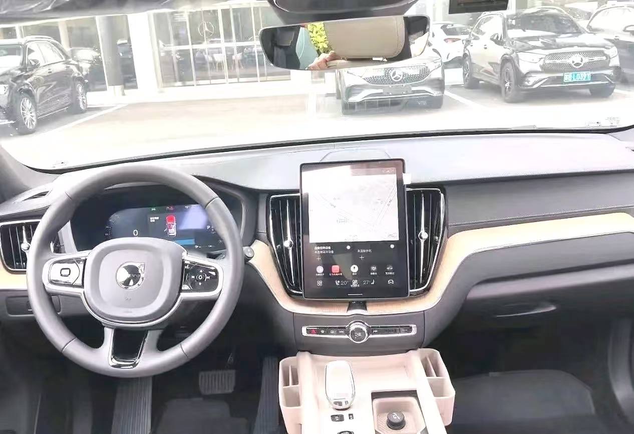 Volvo XC60 — Приборная панель и центральная консоль